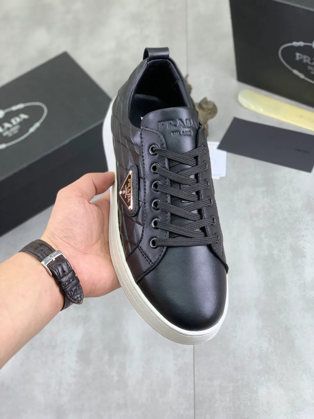 Men's Men's Shoes💰P420💰[New Style] The latest classic model of high-quality PRADA breathable and comfortable men's shoes has been launched on the official website, 1:1 replica, synchronized in Hong Kong, and on the same catwalk; all made of calfskin with breathable mesh fabric ➕Imported soft Soft and comfortable sheepskin lining, 🍡🍡original rubber outsole is non-slip and wear-resistant; comfortable to wear, attractive style, fine workmanship, and simple and neat shoe last, showing a man's courage and toughness, 👍Size: 39-44 2️⃣Color🉑️Choose